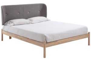 Dřevěná postel s šedým látkovým čelem Marckeric Ellie 140 x 190 cm