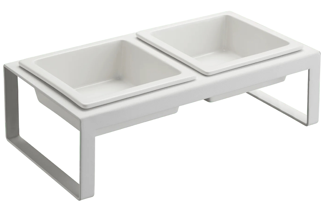 Set dvou bílých keramických misek pro psy Yamazaki Tower se stojanem