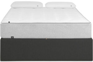 Tmavě šedá látková postel Kave Home Matters 180 x 200 cm